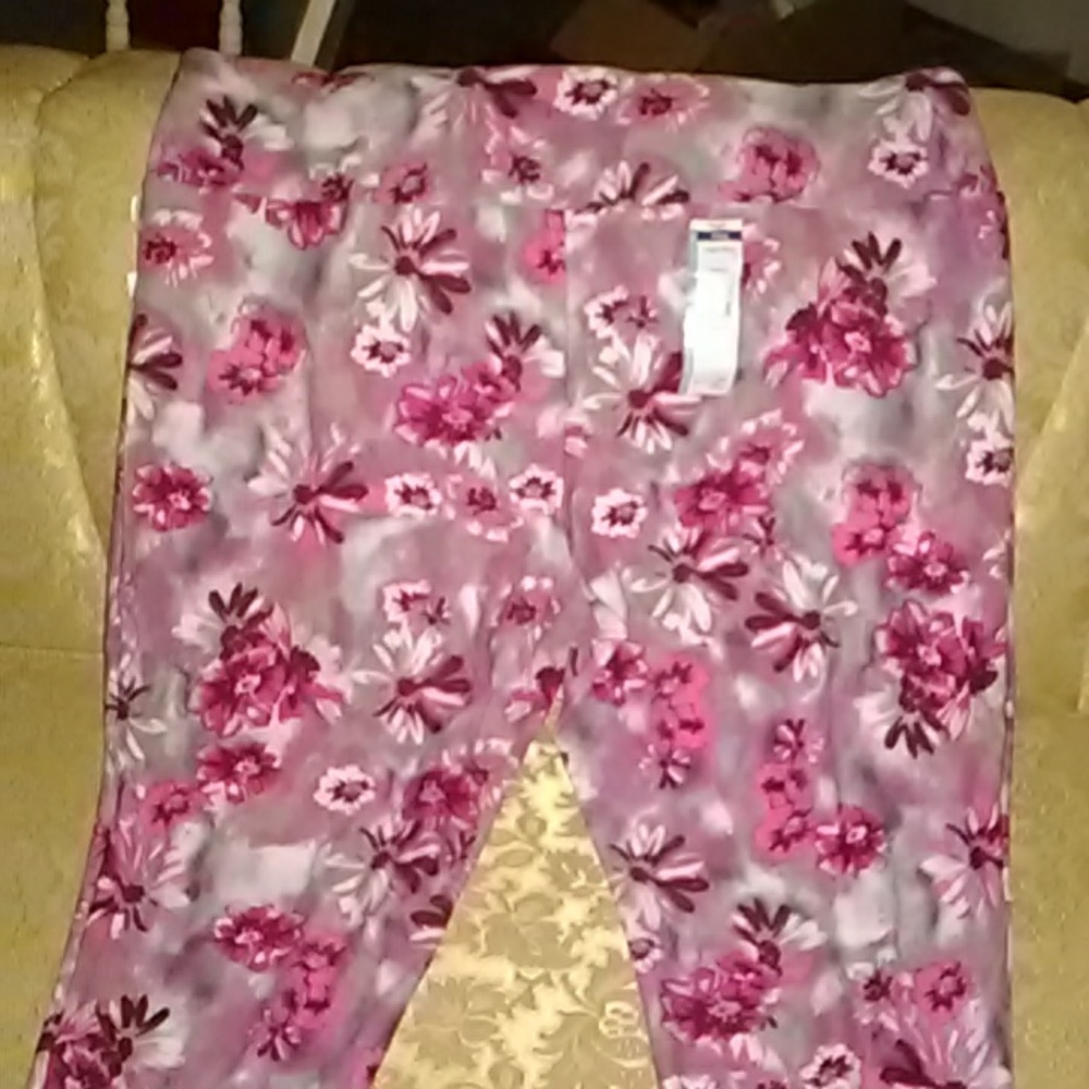 Soft pink flower print long shorts
